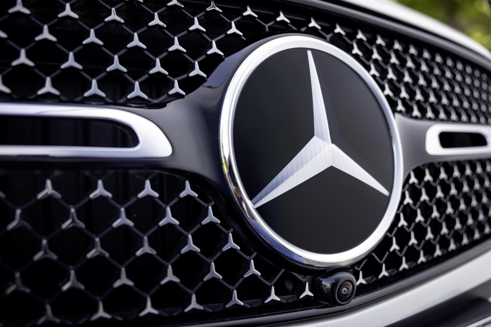 Mắt lưới trang trí bằng những ngôi sao 3 cánh nhỏ mạ crôm của Mercedes-Benz GLC 2023