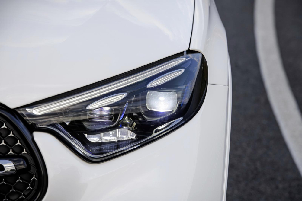Mercedes-Benz GLC 2023 được trang bị đèn pha LED tiêu chuẩn và đèn Digital Light tùy chọn
