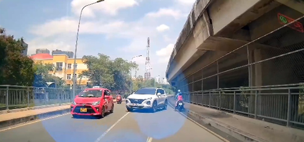 Chiếc Hyundai Santa Fe ngay lập tức rời đi khi nhìn thấy ô tô khác đi cùng chiều với xe máy. Ảnh cắt từ video. Chiếc Hyundai Santa Fe ngay lập tức rời đi khi nhìn thấy ô tô khác đi cùng chiều với xe máy. Ảnh cắt từ video.