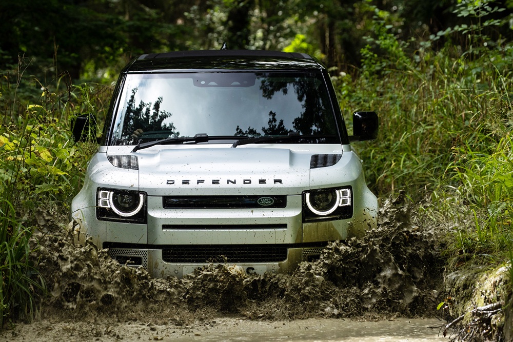 Land Rover Defender có khoảng lội nước lên đến 900 mm.