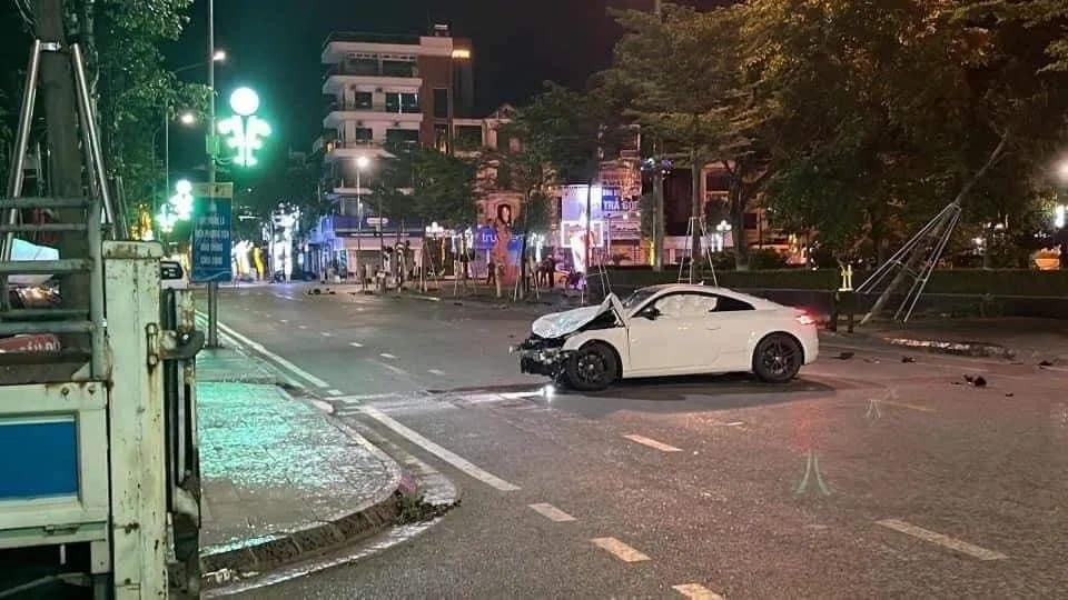 Chiếc xe sang Audi tại hiện trường vụ tai nạn