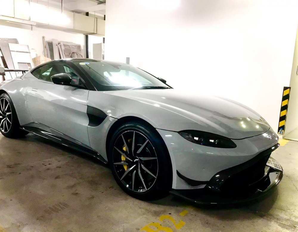 Aston Martin V8 Vantage từng của Minh  Aston Martin V8 Vantage từng của Minh Nhựa được cho thay áo trend của năm 2022