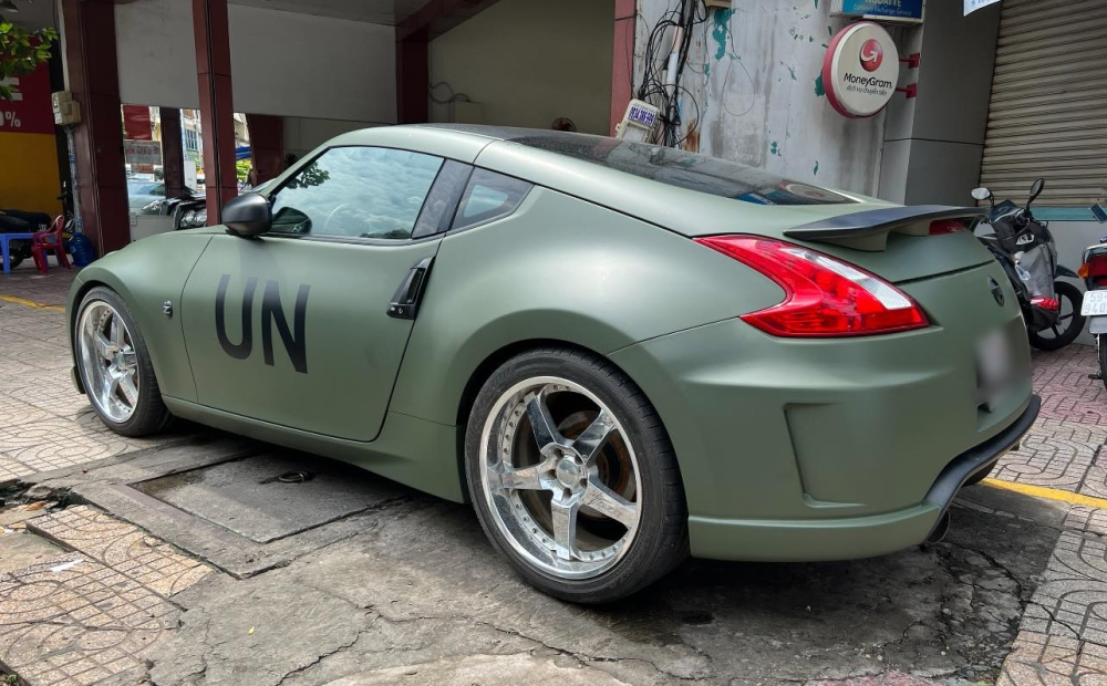 Chiếc xe thể thao Nissan 370Z này xuất hiện trước 1 showroom mua bán xe ở Sài thành vào sáng nay với ngoại thất màu xanh quân đội nhưng chưa rõ là được sơn hay dán bằng đề-can Chiếc xe thể thao Nissan 370Z này xuất hiện trước 1 showroom mua bán xe ở Sài thành vào sáng nay với ngoại thất màu xanh quân đội nhưng chưa rõ là được sơn hay dán bằng đề-can