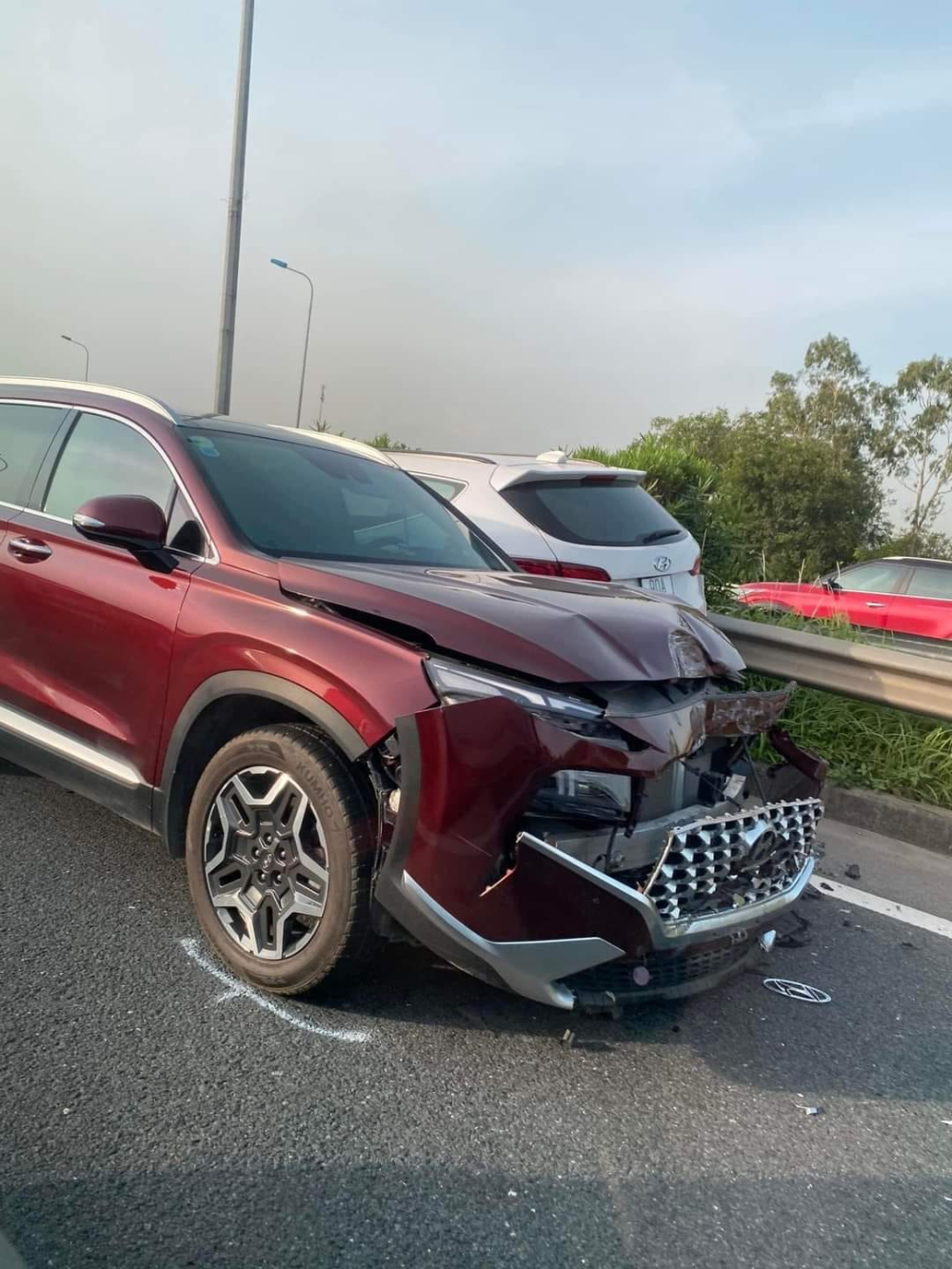 Cả hai chiếc ô tô Hyundai đều bị hư hỏng sau vụ tai nạn Cả hai chiếc ô tô Hyundai đều bị hư hỏng sau vụ tai nạn