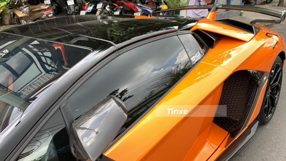 Phần mui xe Lamborghini Aventador SVJ Roadster làm từ carbon Phần mui xe Lamborghini Aventador SVJ Roadster làm từ carbon
