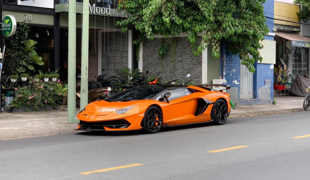 Chiếc xe Lamborghini Aventador SVJ Roadster này có màu cam Chiếc xe Lamborghini Aventador SVJ Roadster này có màu cam