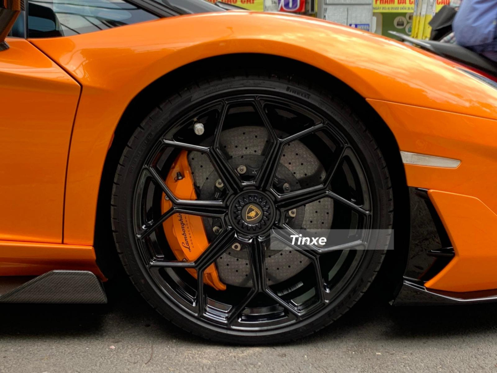 Bộ mâm trên chiếc xe Lamborghini Aventador SVJ Roadster này có kẹp phanh tông xuyệt tông với màu sơn ngoại thất Bộ mâm trên chiếc xe Lamborghini Aventador SVJ Roadster này có kẹp phanh tông xuyệt tông với màu sơn ngoại thất