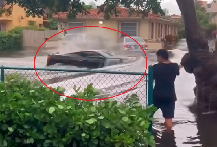 Đoạn đường ngập nước sâu cũng không thể làm khó được tài xế lái chiếc Chevrolet C8 Corvette Stingray Đoạn đường ngập nước sâu cũng không thể làm khó được tài xế lái chiếc Chevrolet C8 Corvette Stingray