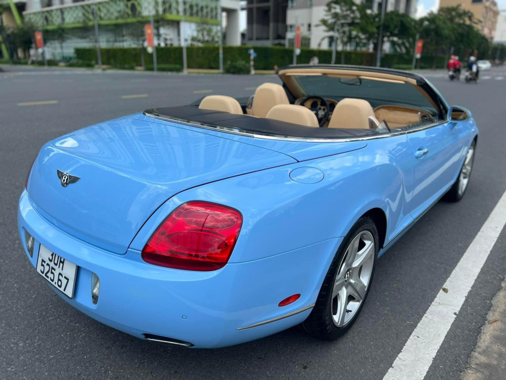 Vẻ đẹp của xe Bentley Continental GTC sau khi được hạ mui Vẻ đẹp của xe Bentley Continental GTC sau khi được hạ mui