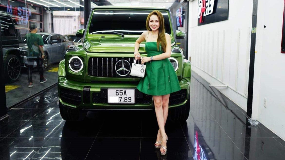 9X Cần Thơ diện trang phục và mái tóc màu xanh trong ngày nhận bàn giao lại xe Mercedes-AMG G63 sau khi độ 9X Cần Thơ diện trang phục và mái tóc màu xanh trong ngày nhận bàn giao lại xe Mercedes-AMG G63 sau khi độ