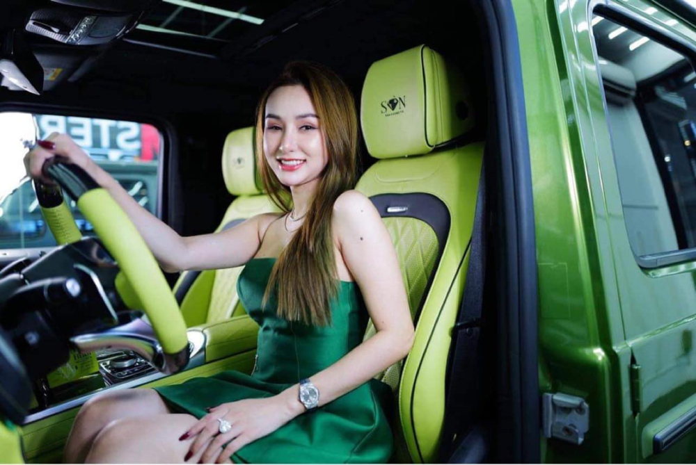 Hot mom 3 con bên trong khoang lái xe Mercedes-AMG G63 đã được đổi màu xanh lá Hot mom 3 con bên trong khoang lái xe Mercedes-AMG G63 đã được đổi màu xanh lá