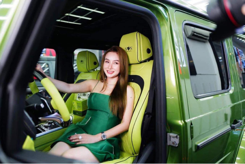 Nhiều chủ xe Mercedes-AMG G63 tại Việt Nam đang bắt đầu thích thú với việc thay đổi toàn bộ màu sơn cho xe từ trong ra ngoài Nhiều chủ xe Mercedes-AMG G63 tại Việt Nam đang bắt đầu thích thú với việc thay đổi toàn bộ màu sơn cho xe từ trong ra ngoài