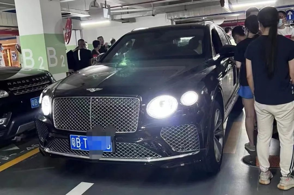 Chiếc SUV siêu sang Bentley Bentayga của người phụ nữ Chiếc SUV siêu sang Bentley Bentayga của người phụ nữ