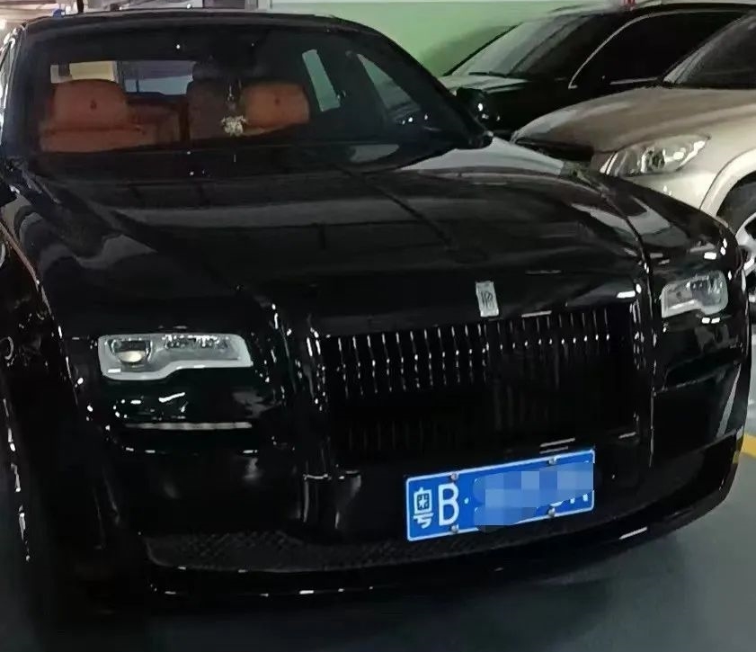 Còn đây là chiếc xe Rolls-Royce Ghost Series II của người đàn ông được cho đỗ xe vào khu vực người phụ nữ đã mua độc quyền Còn đây là chiếc xe Rolls-Royce Ghost Series II của người đàn ông được cho đỗ xe vào khu vực người phụ nữ đã mua độc quyền