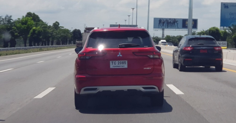 Mitsubishi Outlander 2022 xuất hiện trần trụi trên đường phố Thái Lan Mitsubishi Outlander 2022 xuất hiện trần trụi trên đường phố Thái Lan