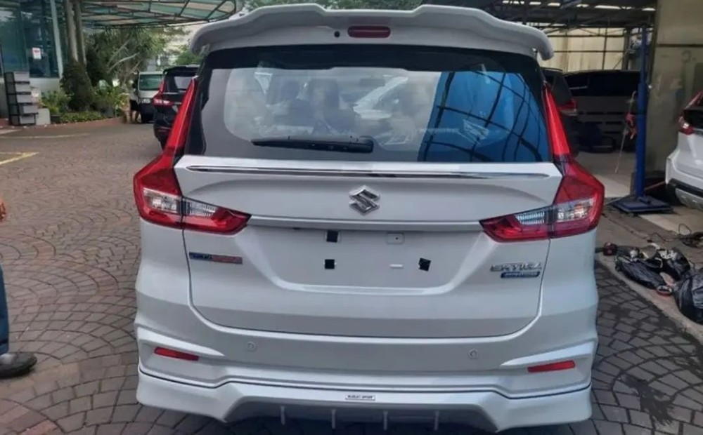 Suzuki Ertiga Sport 2022 nhìn từ đằng sau Suzuki Ertiga Sport 2022 nhìn từ đằng sau