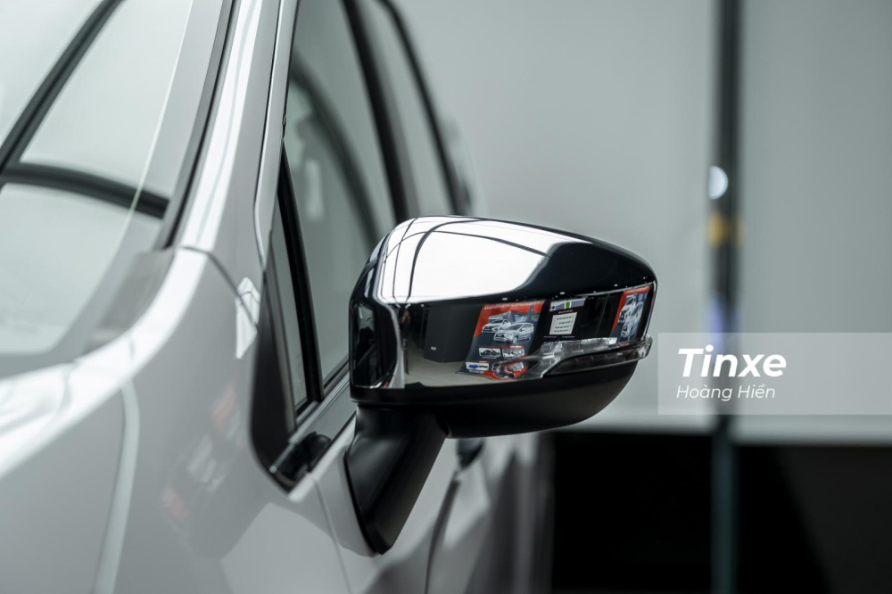 Gương chiếu hậu cũng được ốp vỏ mạ chrome và tích hợp điều khiển điện nhưng chưa có camera 360 hay cảnh báo điểm mù.