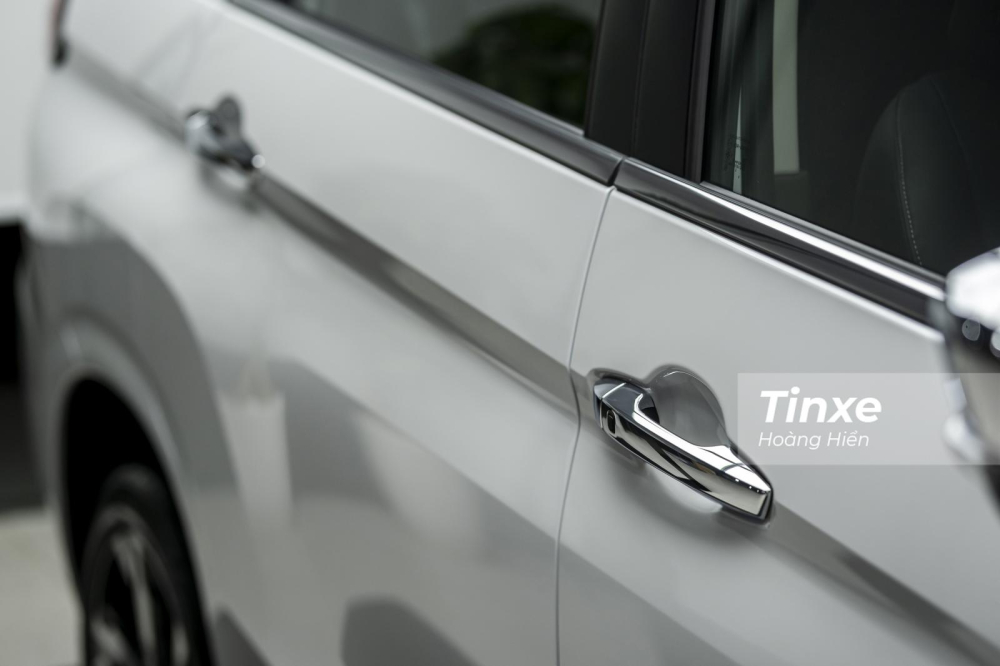 Tay nắm cửa được mạ chrome sáng bóng bên hông xe.