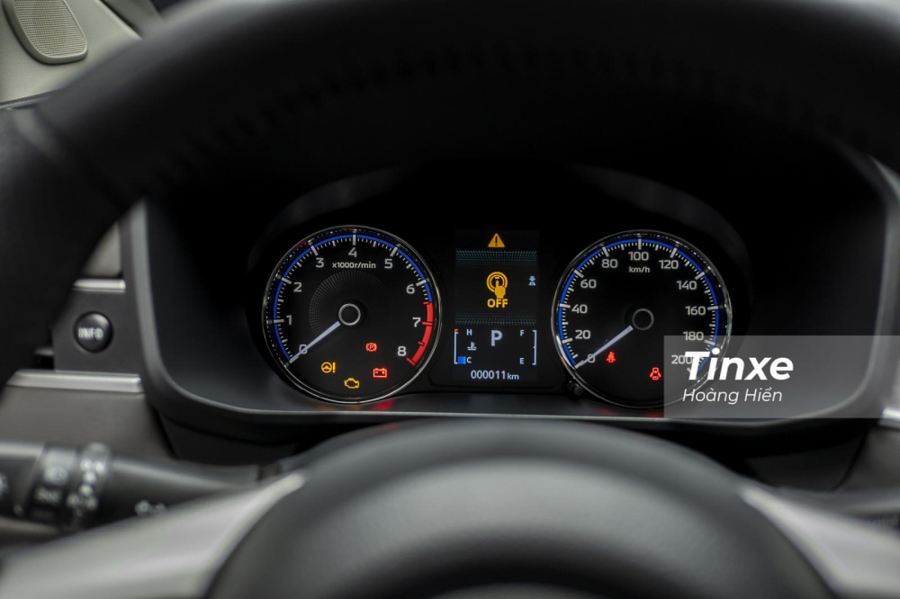 Phía sau vô-lăng vẫn là màn hình điện tử kết hợp đồng hồ cơ.