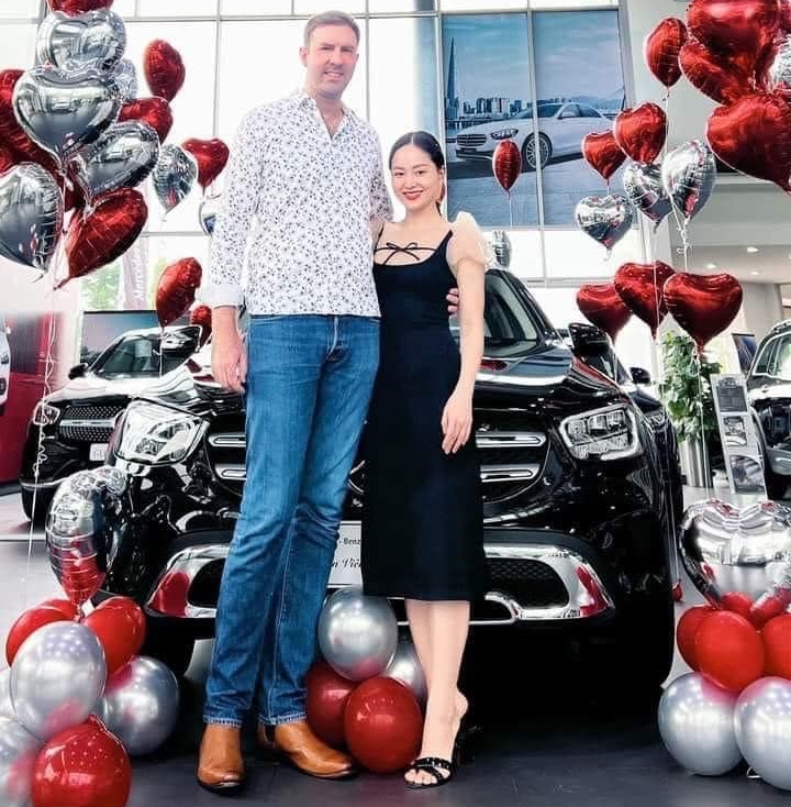 Nữ diễn viên Lan Phương cùng chồng tây tậu Mercedes-Benz GLC 200, giá từ 1,86 tỷ đồng