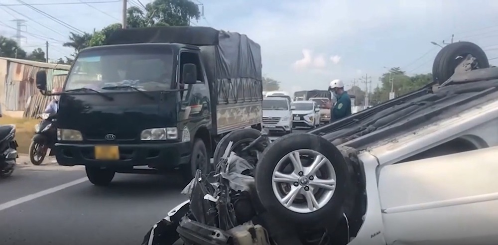 Chiếc xe bị lật ngửa giữa đường gây ra tình trạng ùn tắc giao thông kéo dài hơn 1 km. Chiếc xe bị lật ngửa giữa đường gây ra tình trạng ùn tắc giao thông kéo dài hơn 1 km.