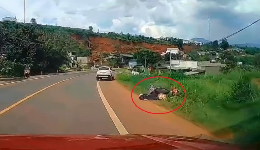 2 người đi xe máy ngã vào lề đường sau cú va chạm với chiếc ô tô Toyota Corolla Cross 2 người đi xe máy ngã vào lề đường sau cú va chạm với chiếc ô tô Toyota Corolla Cross