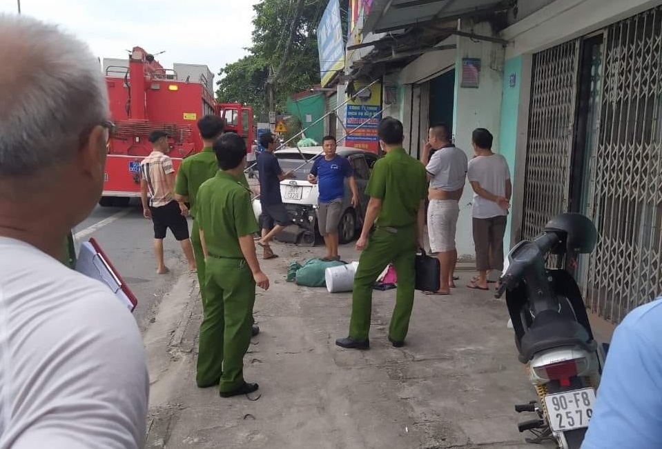 Lực lượng chức năng có mặt tại hiện trường vụ tai nạn Lực lượng chức năng có mặt tại hiện trường vụ tai nạn