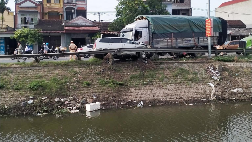 Hiện trường vụ tai nạn liên hoàn tại Hưng Yên Hiện trường vụ tai nạn liên hoàn tại Hưng Yên