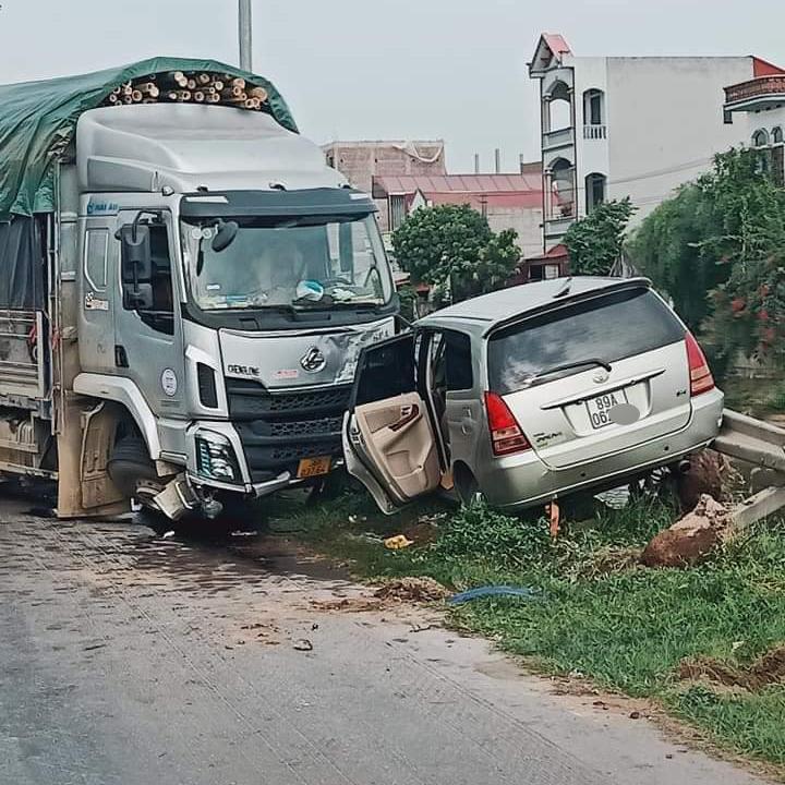 Cả 3 chiếc ô tô đều bị hư hỏng Cả 3 chiếc ô tô đều bị hư hỏng