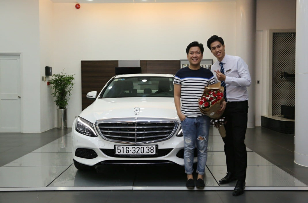 Trường Giang lúc mua xe Mercedes-Benz C250 Exclusive Trường Giang lúc mua xe Mercedes-Benz C250 Exclusive