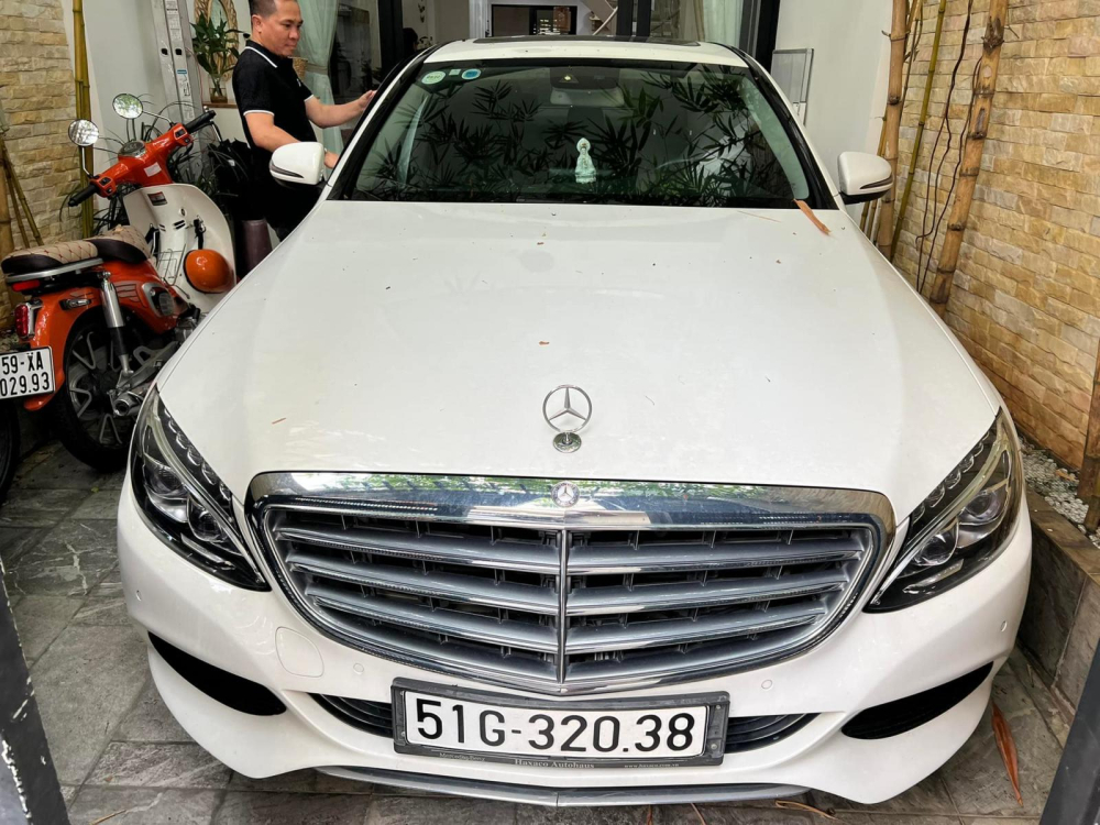 Nghệ sĩ hài Trường Giang bán xe Mercedes-Benz C250 Exclusive sau 5 năm gắn bó