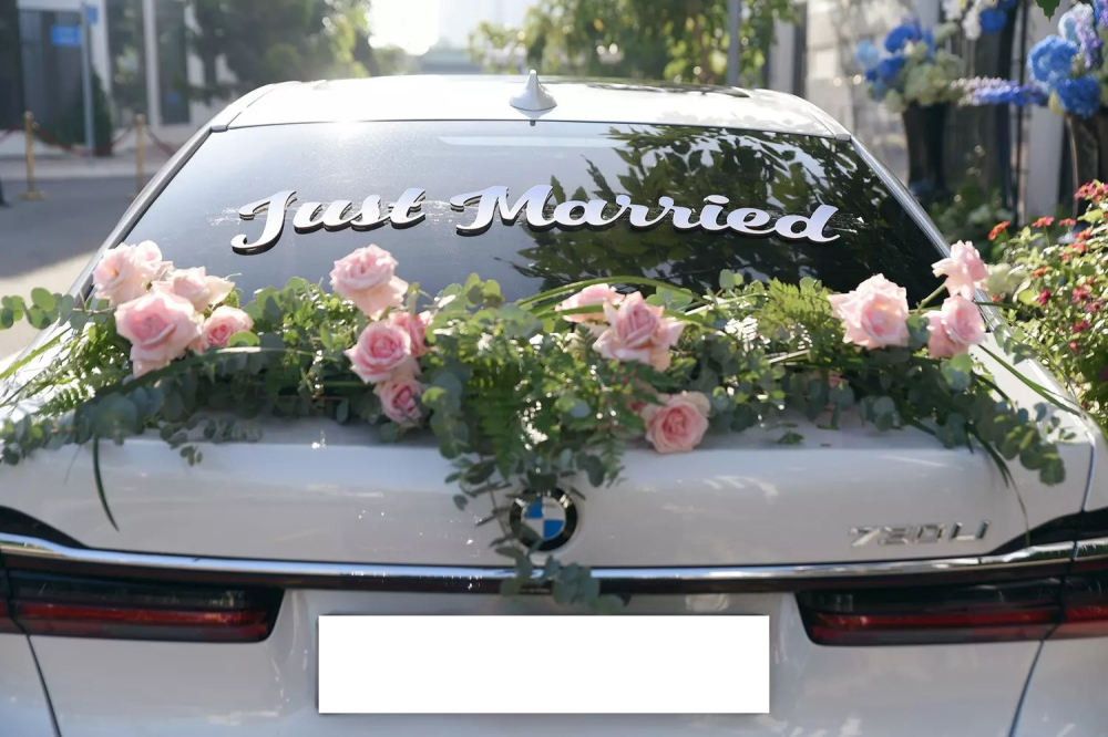 Phía đuôi xe được trang trí hoa hồng và thêm dòng chữ Just Married Phía đuôi xe được trang trí hoa hồng và thêm dòng chữ Just Married