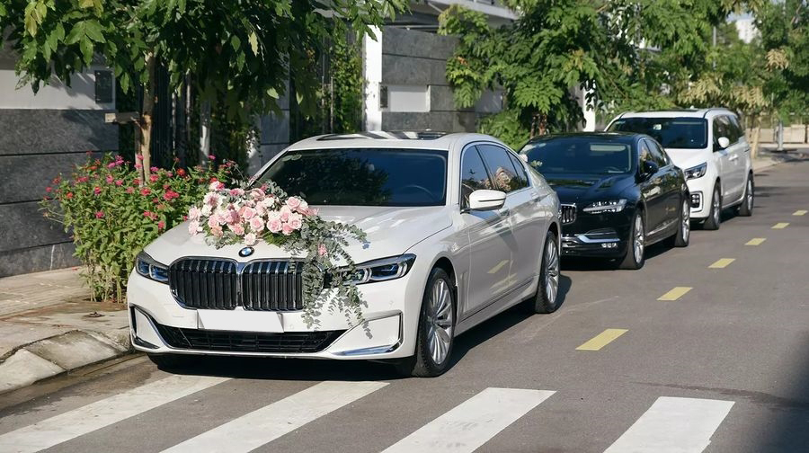 BMW 730Li Pure Excellence làm xe hoa theo sau là Volvo S90 và Kia Sedona BMW 730Li Pure Excellence làm xe hoa theo sau là Volvo S90 và Kia Sedona