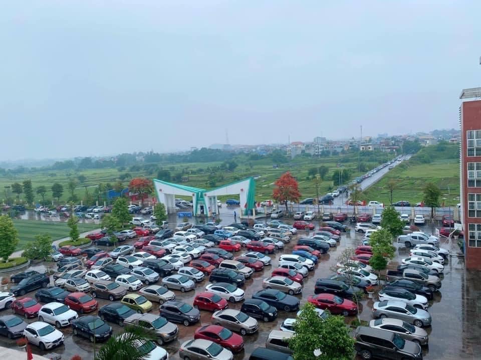 Những chiếc ô tô xếp hàng dài trong buổi họp phụ huynh tại một trường học ở Thái Nguyên Những chiếc ô tô xếp hàng dài trong buổi họp phụ huynh tại một trường học ở Thái Nguyên