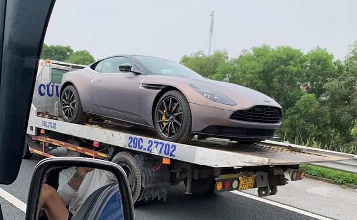 Aston Martin DB11 thứ 9 về nước với màu sơn không thể chê vào đâu được