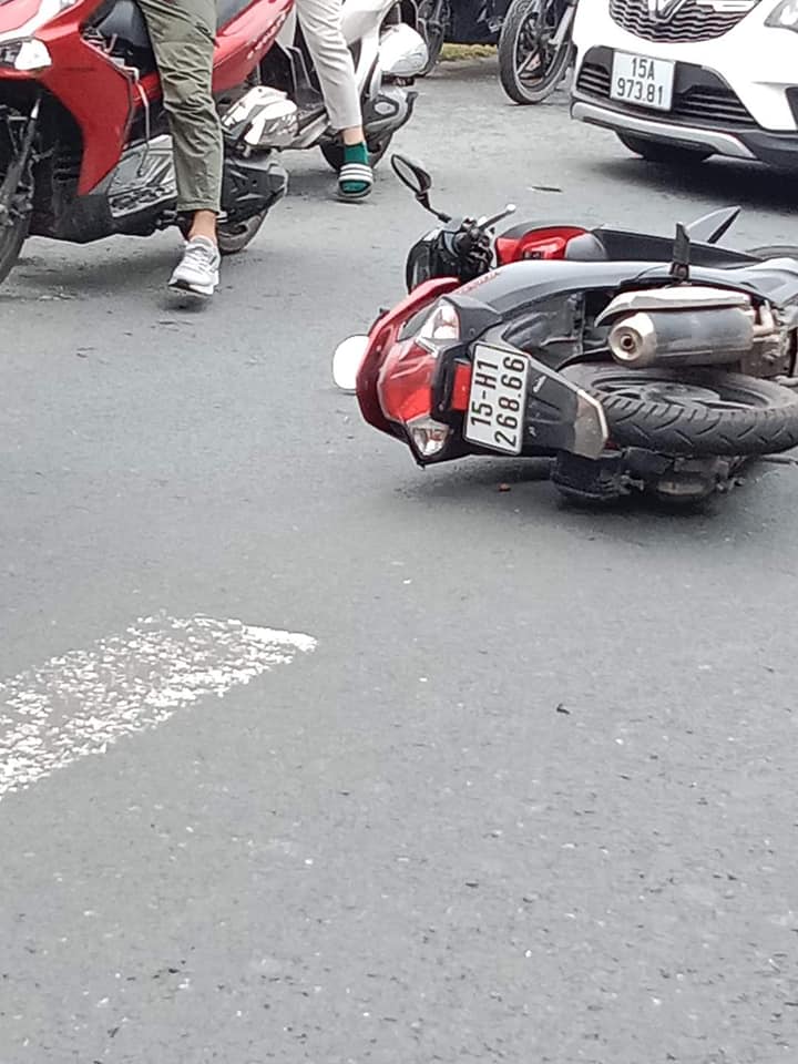 Xe máy của nạn nhân nằm đổ trên mặt đường