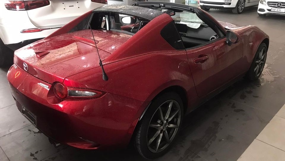 Mazda MX-5 RF thế hệ mới sau khi được hạ mui Mazda MX-5 RF thế hệ mới sau khi được hạ mui