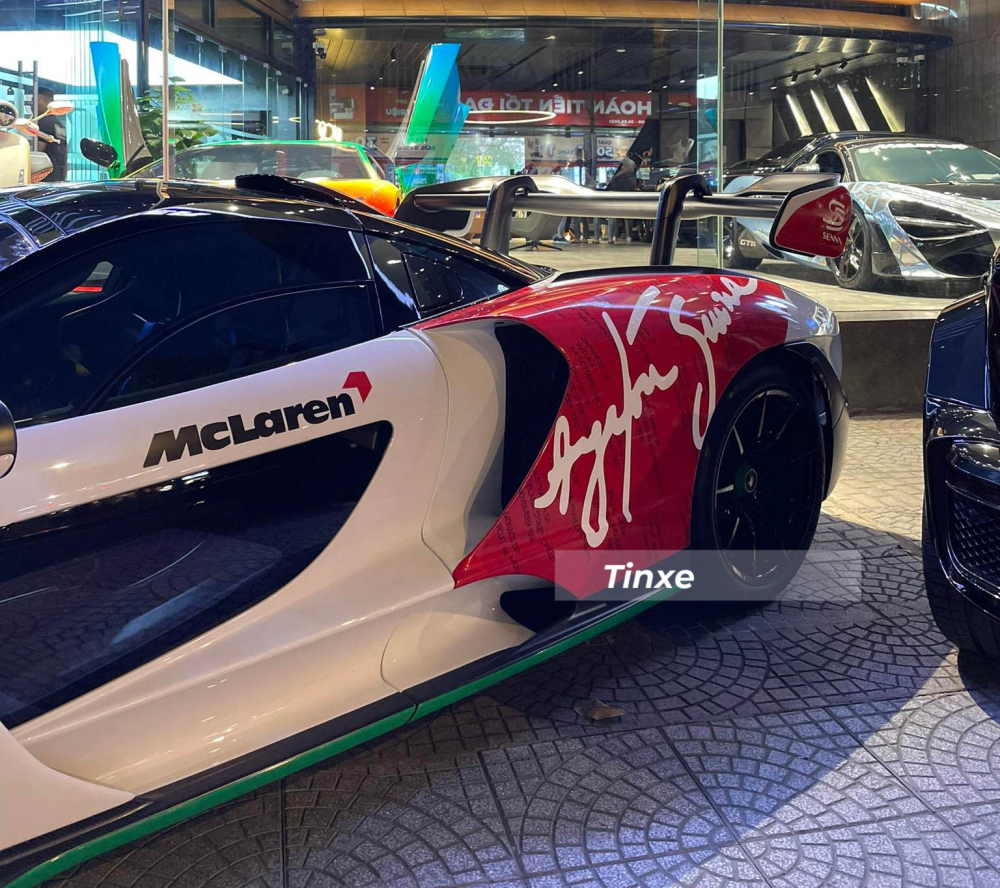 Hai màu trắng và đỏ được chọn làm bộ áo chính trên siêu phẩm McLaren Senna thứ 2 xuất hiện tại Việt Nam, điểm nhấn là đường viền màu xanh lá đậm xuất hiện ở cản va trước, nẹp sườn và khuếch tán gió cũng như chữ viết xuất hiện trên cản va sau.