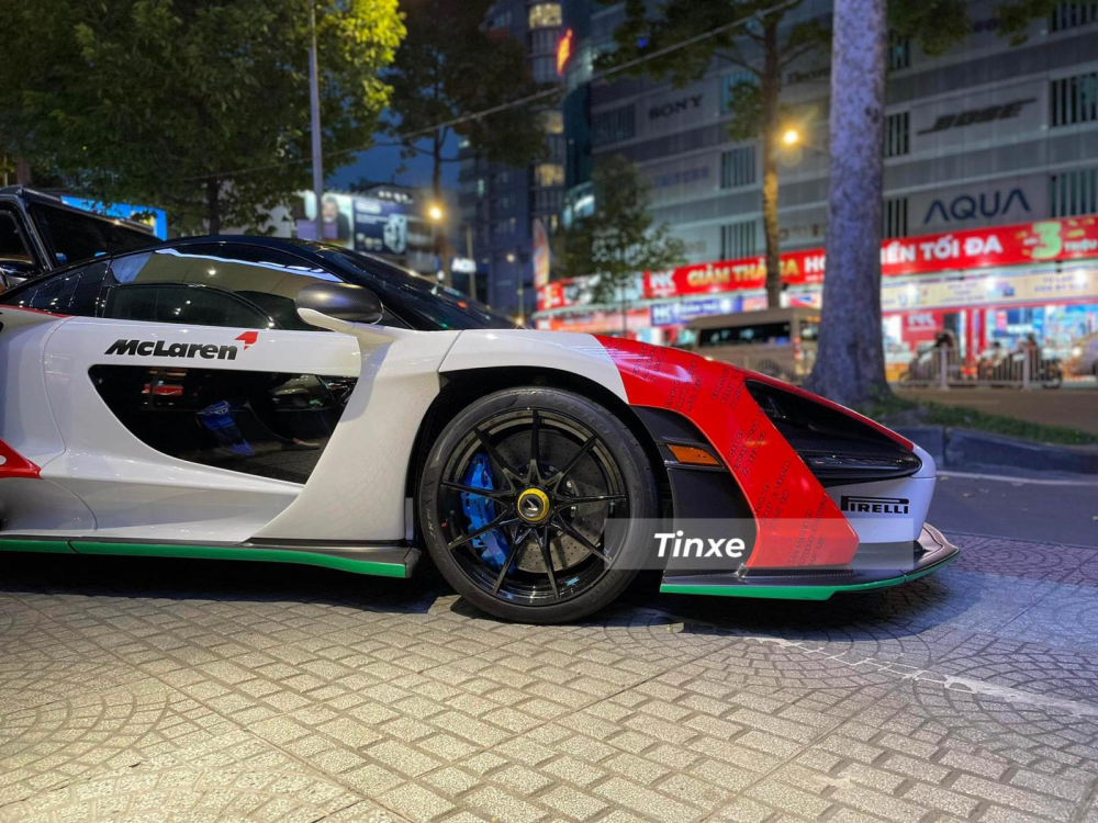 Bộ áo trên chiếc xe hypercar McLaren Senna đầu tiên được nhập trực tiếp về Việt Nam rất ấn tượng khi được lấy cảm hứng từ chiếc xe F1 của tay đua huyền thoại Ayrton Senna, có thể nói, màu sơn này không thua kém gì bộ áo tắc kè Cerberus Pearl trên chiếc McLaren Senna của Hoàng Kim Khánh đang sở hữu. Tuy nhiên, màu sơn gốc của xe lại là trắng.