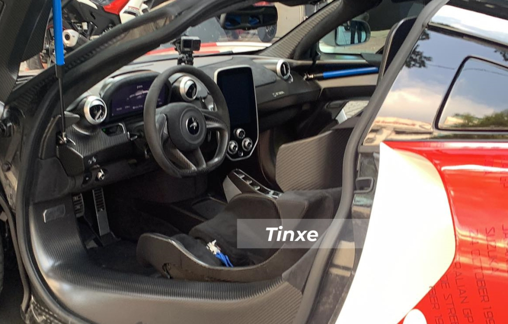 Siêu phẩm McLaren Senna thứ 2 về nước vẫn có bộ ghế carbon xe đua cùng dây đai an toàn màu xanh dương khá nổi bật, các điểm nhấn khác bao gồm nhiều chi tiết khoang lái bằng carbon nhám, nút đề máy đặt trên cao như khởi động máy bay chiến đấu. 