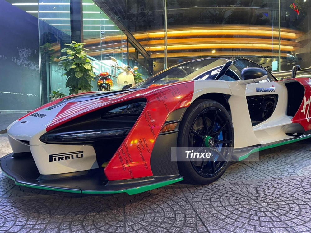 Điểm ấn tượng của xe chính là việc được chủ nhân trang bị ốp cách nhiệt động cơ bằng lá vàng có giá lên đến 691 triệu đồng và tích hợp phần mềm Track Telemetry, giúp người lái phân tích và ghi lại hành trình của xe trên đường đua.