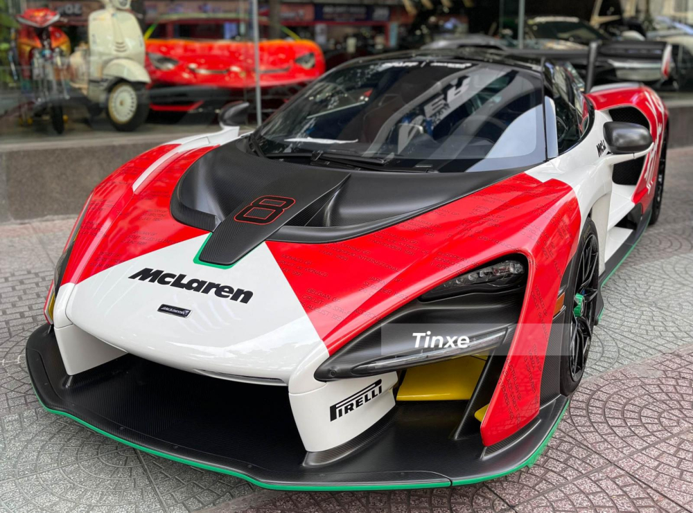 Phần đầu xe với 2 hốc gió bên hông còn có các chi tiết sơn màu vàng để tạo điểm nhấn và cuối cùng là con số 8 xuất hiện trên nắp capô. 