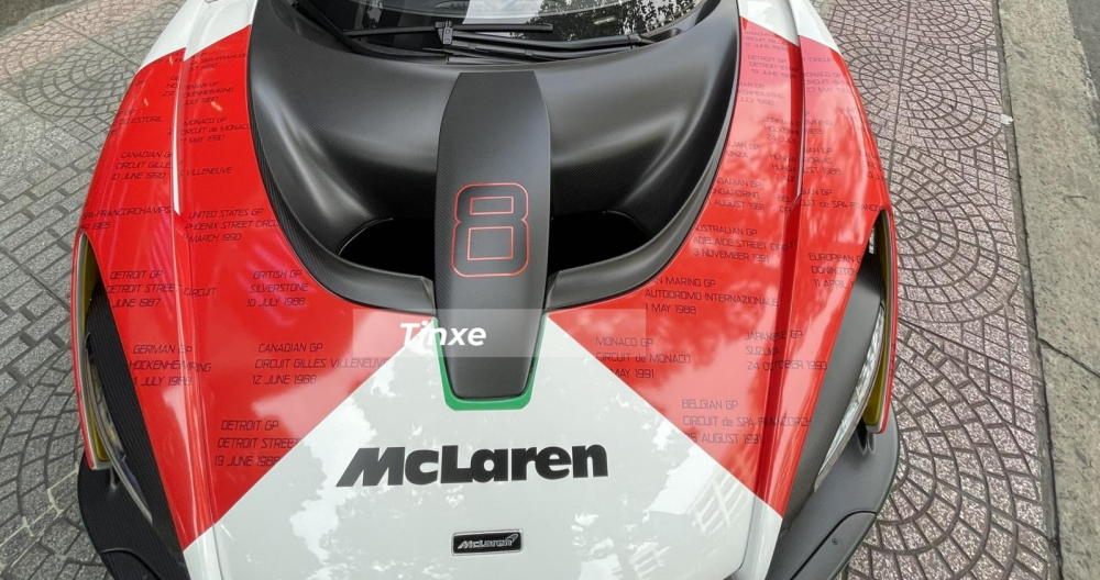 Được biết, chiếc xe McLaren Senna đầu tiên được nhập trực tiếp về Việt Nam từng thuộc sở hữu của một kỹ sư người Canada có tên Robbie Dickson, xe nguyên bản có màu trắng và được chủ nhân chọn lựa việc dán đề-can để giúp xe có ngoại hình giống chiếc xe đua F1 mà tay đua huyền thoại người Brasil Ayrton Senna cầm lái dành đến 41 chiến thắng khác nhau.