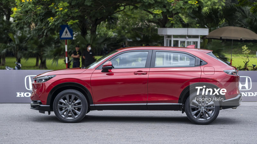 Về tổng thể, thiết kế mới của Honda HR-V 2022 mang đến cảm giác thể thao hơn cho mẫu xe này. Về tổng thể, thiết kế mới của Honda HR-V 2022 mang đến cảm giác thể thao hơn cho mẫu xe này.