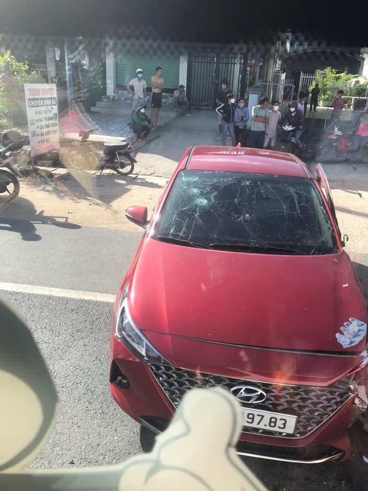 Chiếc ô tô con Hyundai Accent bị hư hỏng sau vụ tai nạn