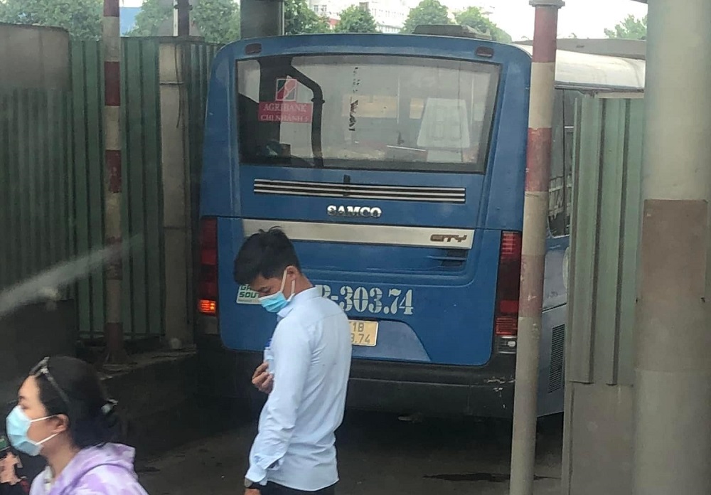 Chiếc xe buýt tại hiện trường vụ tai nạn Chiếc xe buýt tại hiện trường vụ tai nạn