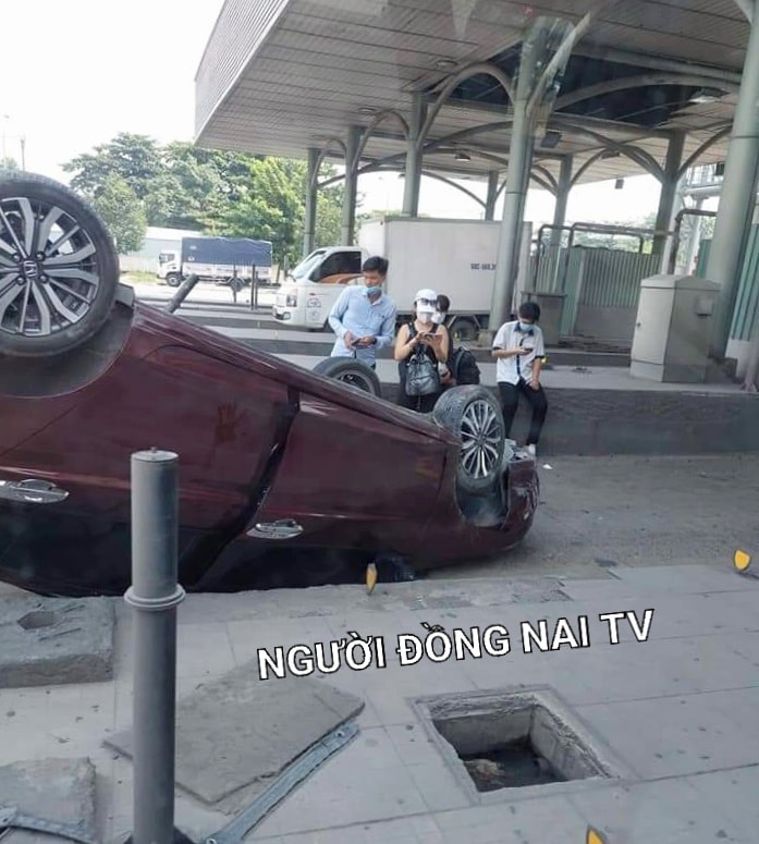 Chiếc ô tô con Honda City bị hư hỏng sau vụ tai nạn Chiếc ô tô con Honda City bị hư hỏng sau vụ tai nạn
