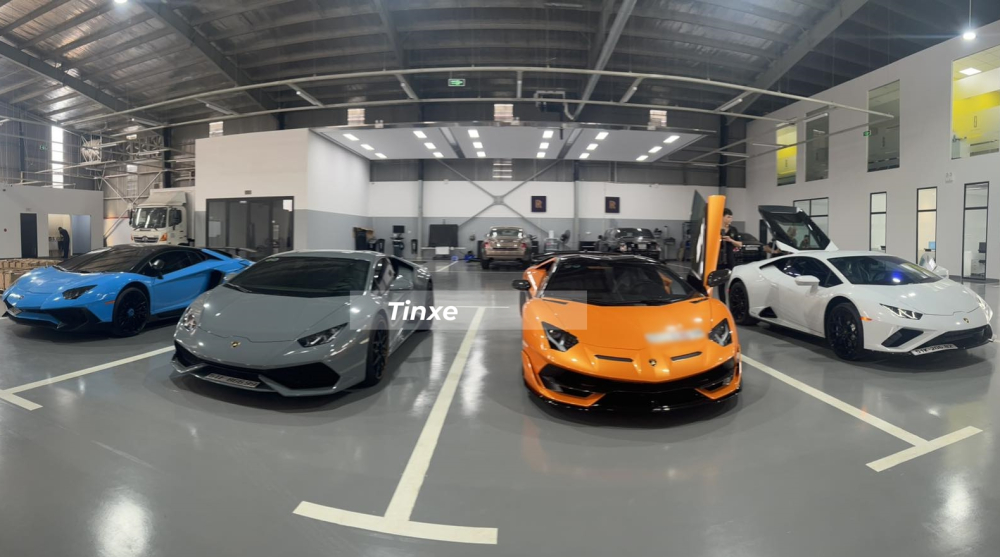 Chiếc siêu xe Lamborghini Huracan LP610-4 đỗ cạnh bản giới hạn Aventador SV Coupe này cũng thay áo bằng đề-can màu xám xi măng, màu sơn nguyên bản của xe là cam. Ngoài ra, trong dàn xe này còn có một chiếc Lamborghini Huracan khác nhưng thuộc bản nâng cấp giữa vòng đời mang tên gọi EVO và xe thuộc bản dẫn động cầu sau.