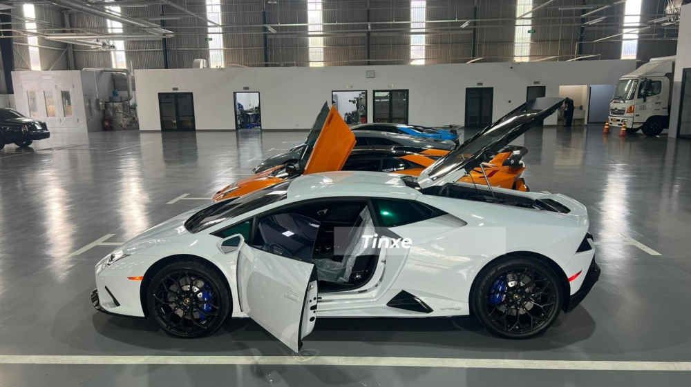 Hình ảnh được chia sẻ lên mạng xã hội cho thấy, có khoảng 6 chiếc siêu xe Lamborghini xuất hiện tại đây, ngoài 2 chiếc siêu xe Lamborghini Huracan, dàn siêu xe Lamborghini còn lại có 3 chiếc Aventador từ tiêu chuẩn, Lamborghini Aventador SV đến Lamborghini Aventador SVJ Roadster.