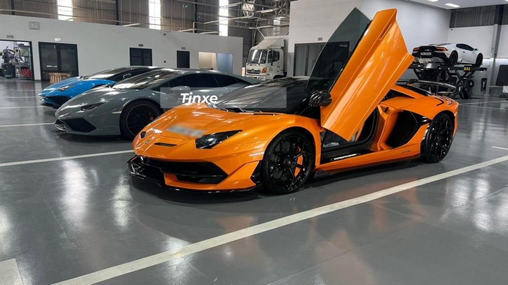 Dàn siêu xe Lamborghini đủ phiên bản của đại gia Việt tụ họp cùng nhau để  